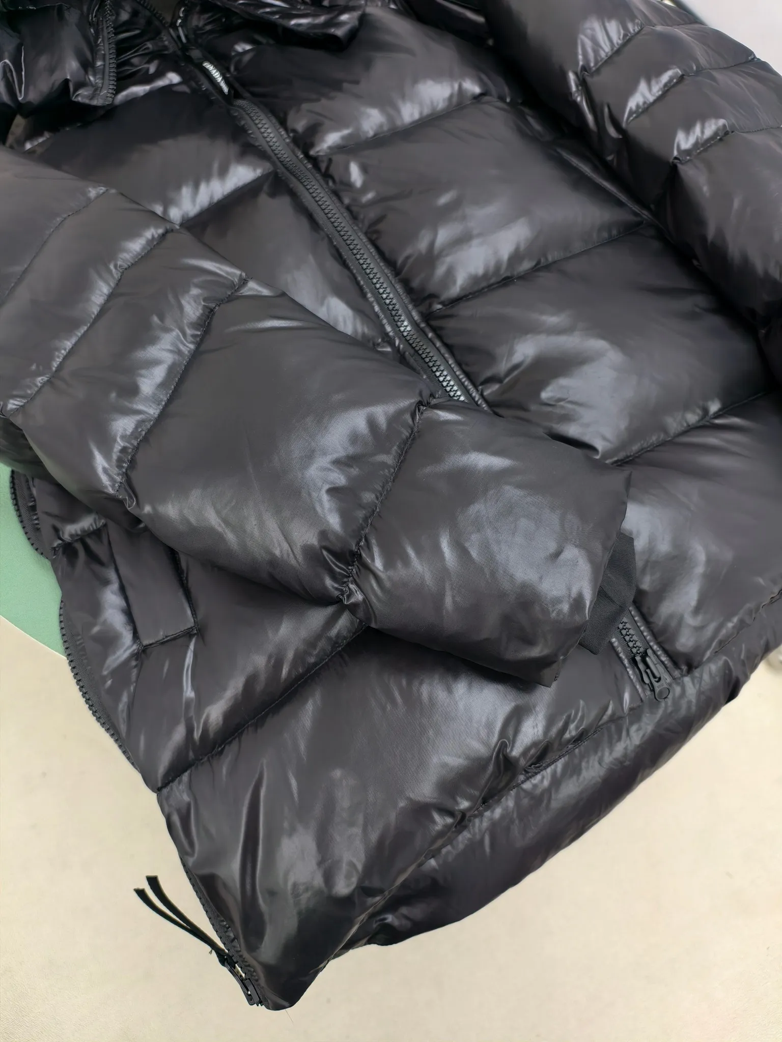 P940 ————2239L women's model (high version) Canada goose Cypress down jacket The new model of the Cypress series makes you stand out. This down jacket is an ideal winter piece. This style is filled with white duck down. Featuring a thin, channel-filled construction with lightweight fabrics and trim, it feels lightweight and adds warmth. The chin-protecting suede knit stand-up collar is soft and adds comfort. An adjustable down hood with cord closure adds warmth and protection against the elements. The back is designed with the iconic double-stripe black reflective decorative stripes to make you more visible in dim environments. The inner layer has removable elastic straps, making the jacket easy to carry on the shoulder and hands-free. Side zipper gusset dries and breathes when moving. Color: black with red label, silver birch Size: XS-2XL